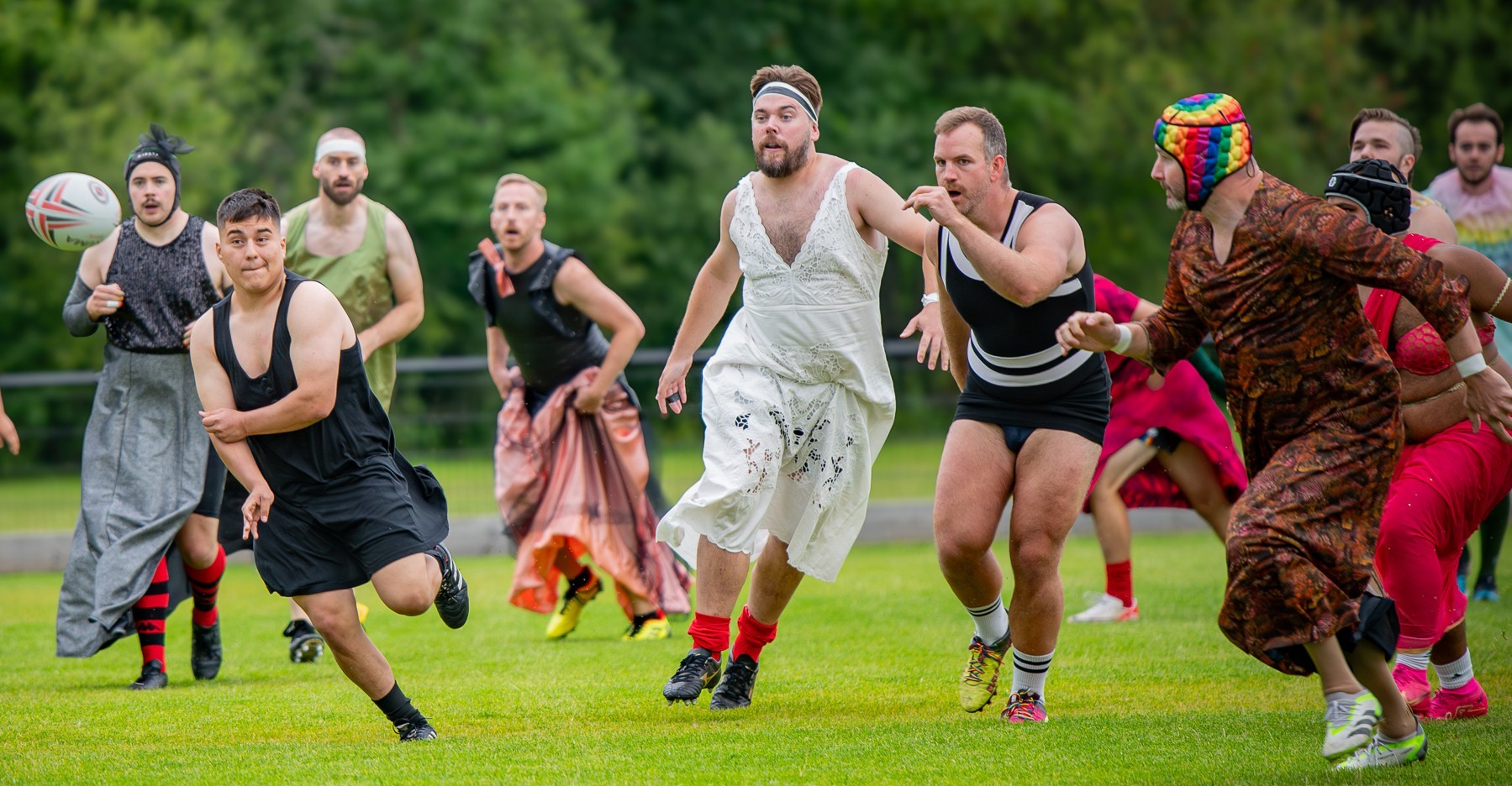 Stockholm Berserksers Prom Dress Battle players chase a pass